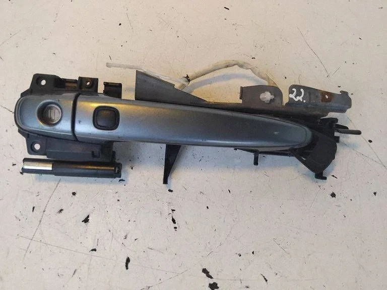 Klamka zewnętrzna drzwi przednich – lewy przód