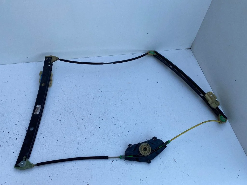 Priekšējā el. loga pacēlāja mehānisms bez motoriņa 8K0837462B