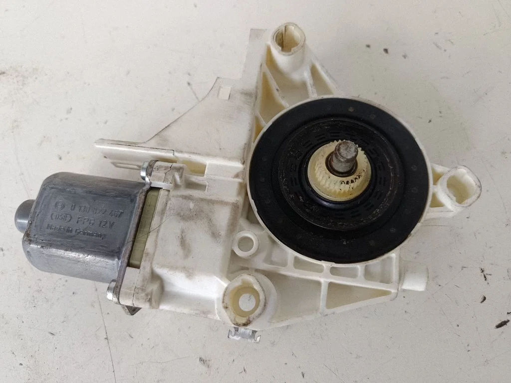 Priekšējā loga pacēlāja motoriņš 5N0959701G