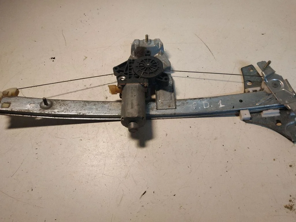 Front door window regulator motor – Toyota Avensis T220 (2000-2003)