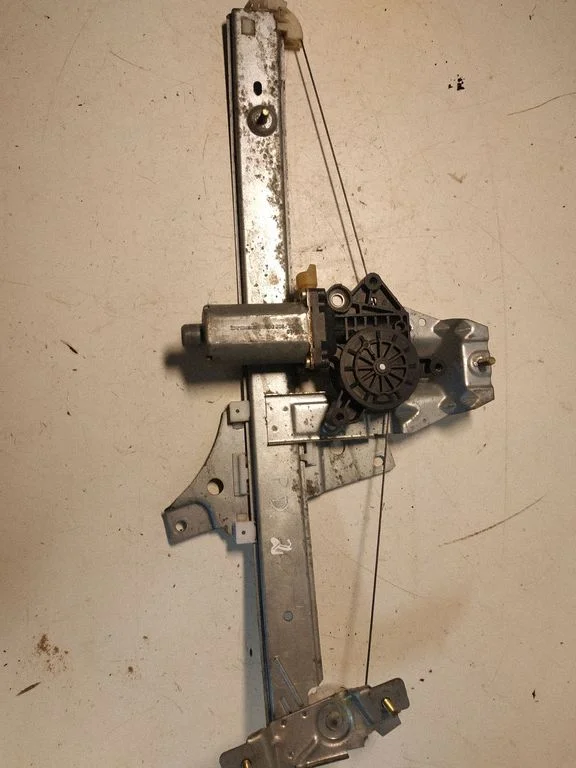 Front door window regulator motor – Toyota Avensis T220 (2000-2003)