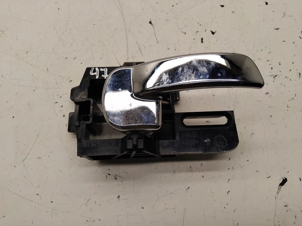 Tagaukse sisemine käepide – Nissan Qashqai (2010-2014)
