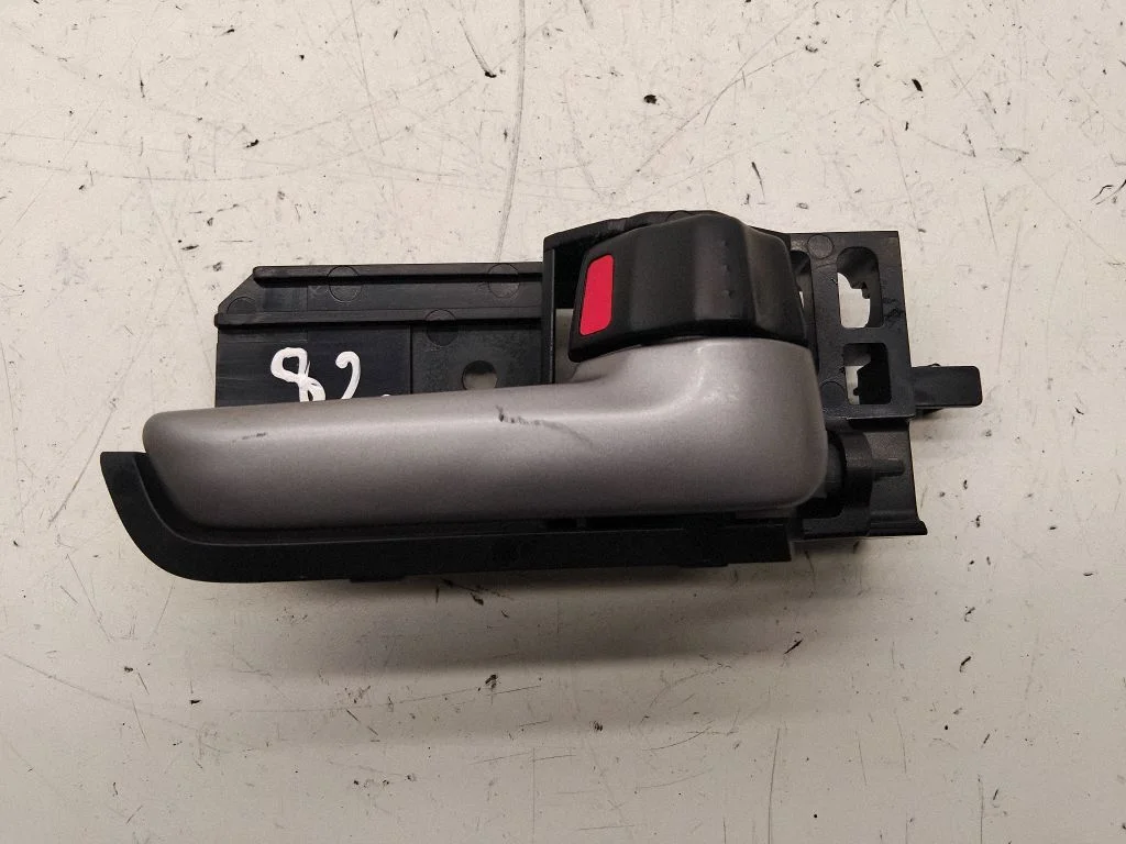 Rear door interior handle – rear right