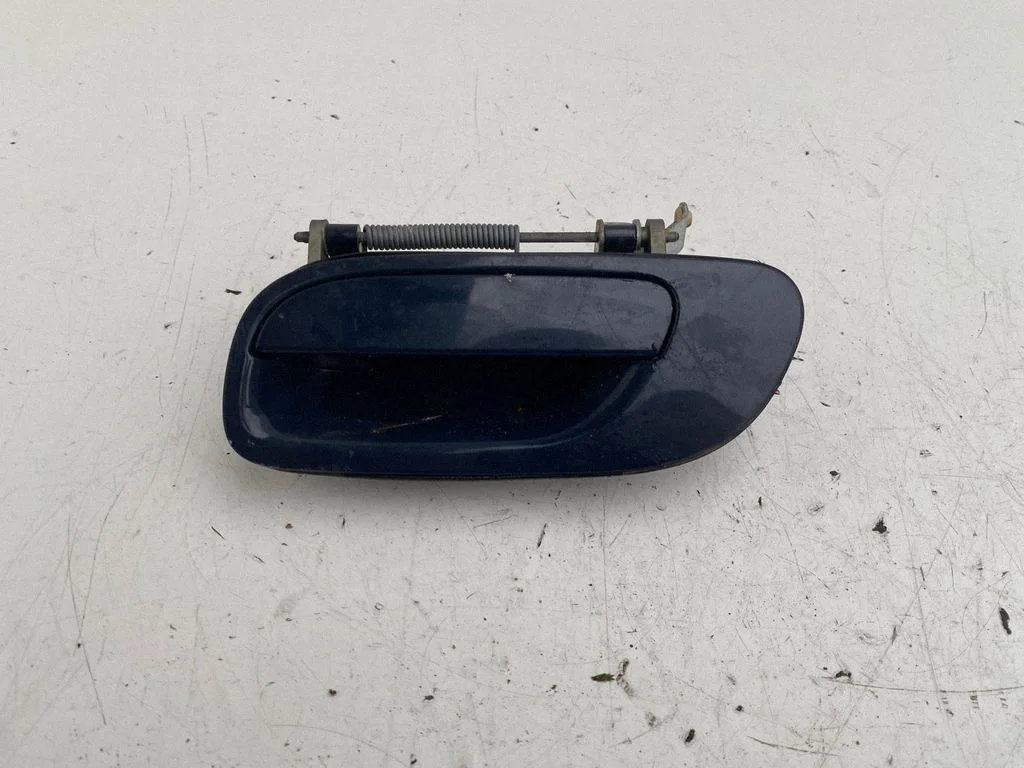 Tagaukse välimine käepide – vasak