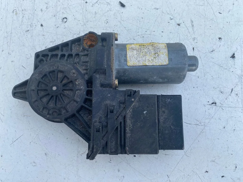 Aizmugurējā loga pacēlāja motoriņš 119100100