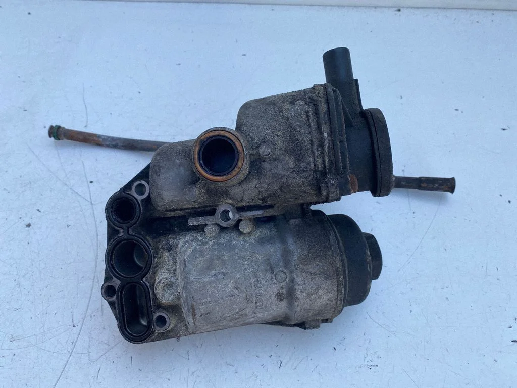 Oil filter mounting bracket – Volvo V70 (2005-2008)