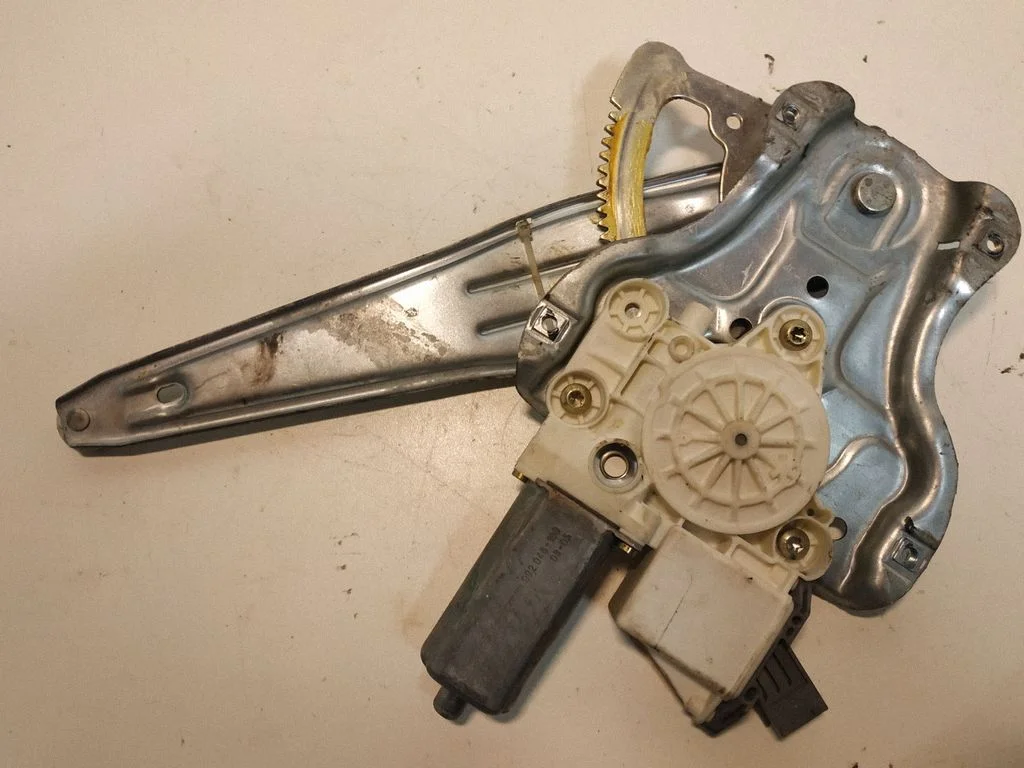 Silniczek podnośnika szyby tylnej 6984005100