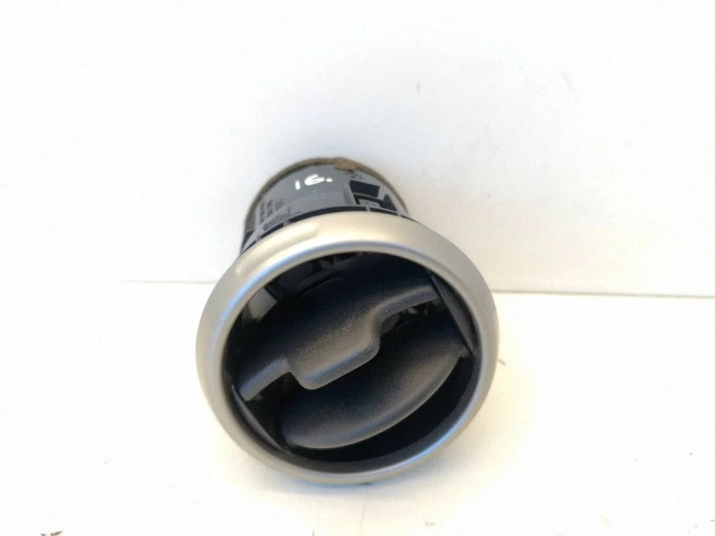 Armatuurlaua keskmine õhutusrest – Nissan Qashqai (2006-2010)