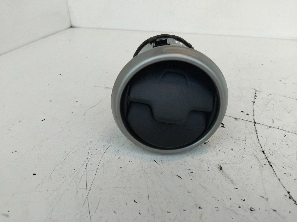 Armatuurlaua keskmine õhutusrest – Nissan Qashqai (2010-2014)