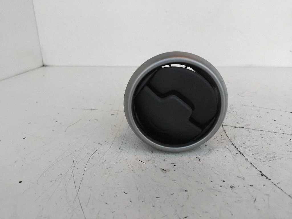 Armatuurlaua keskmine õhutusrest – Nissan Qashqai (2006-2010)