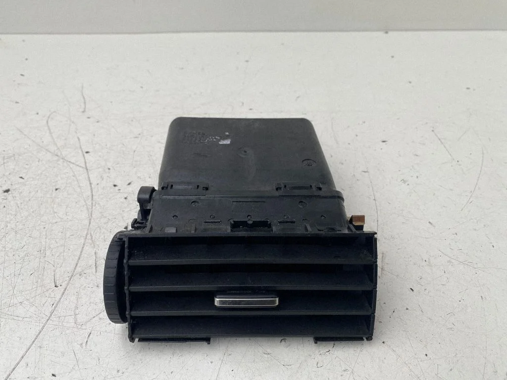 Dash center air vent grill – Ford Focus C-MAX (2003-2010)