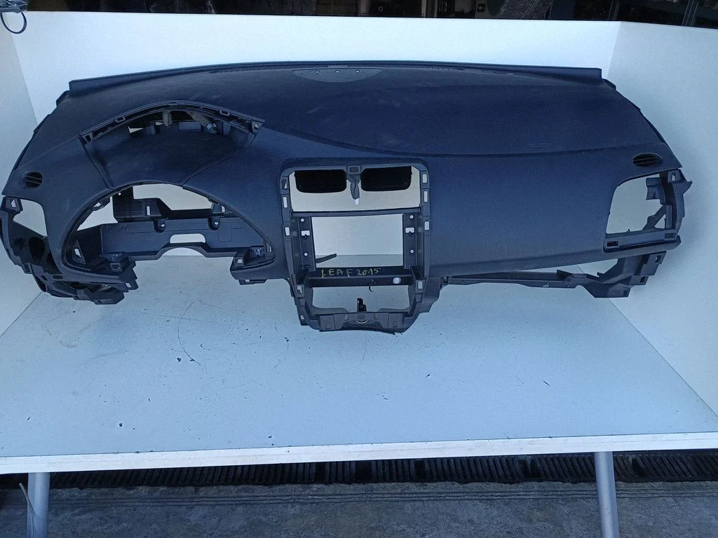Dashboard 681P33NL0A