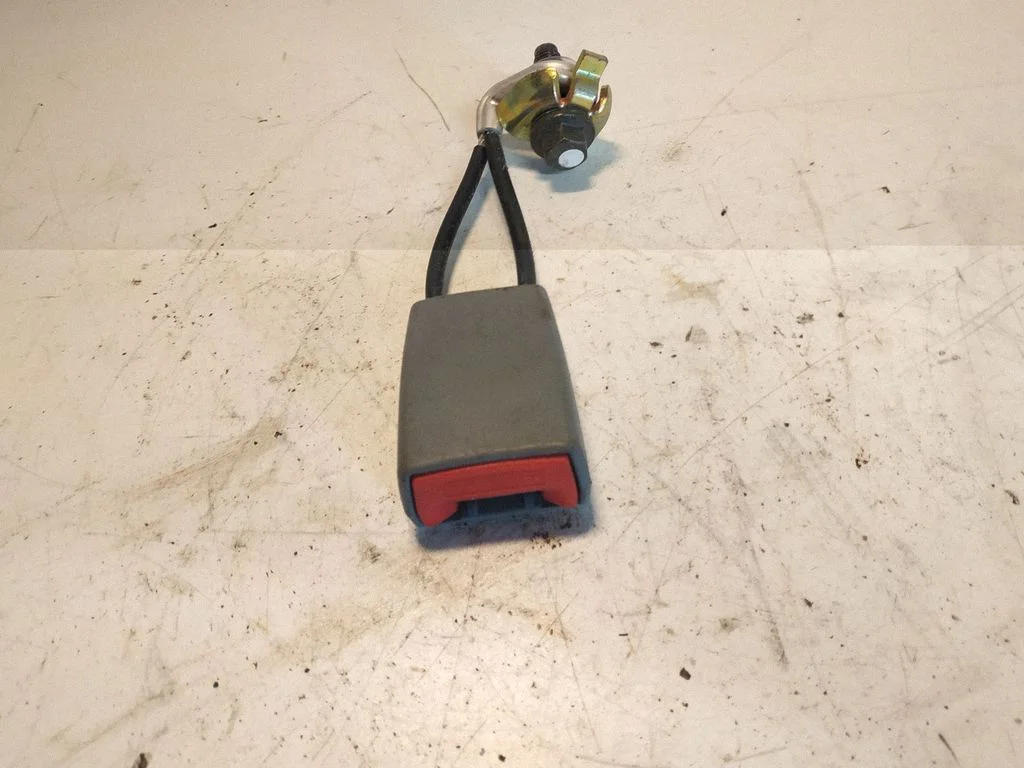 Aizmugurējās drošības jostas sprādze 33013592