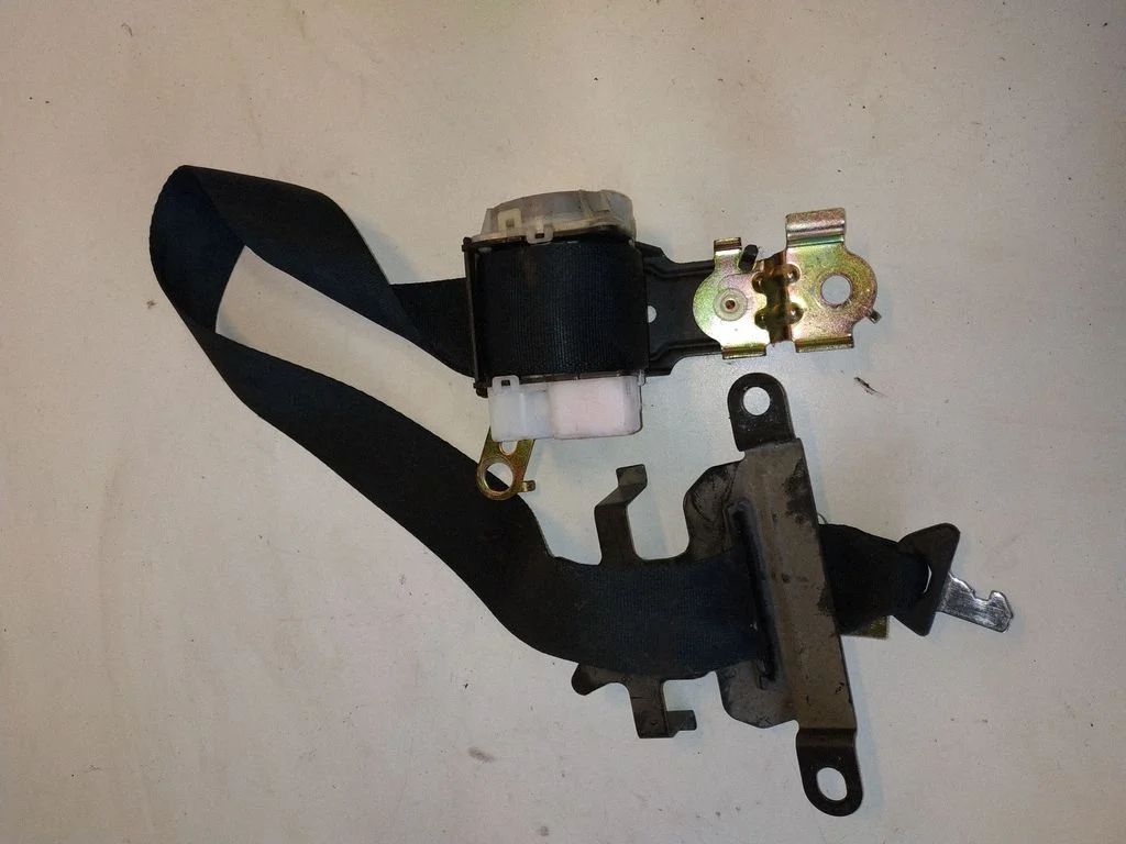 Middle seatbelt buckle (rear) H099901