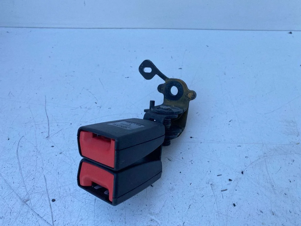Middle seatbelt buckle (rear) 8V0857739A