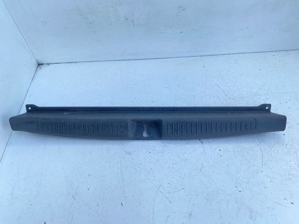Bagāžnieka sliekšņa apdare – Toyota Avensis T220 (2000-2003)