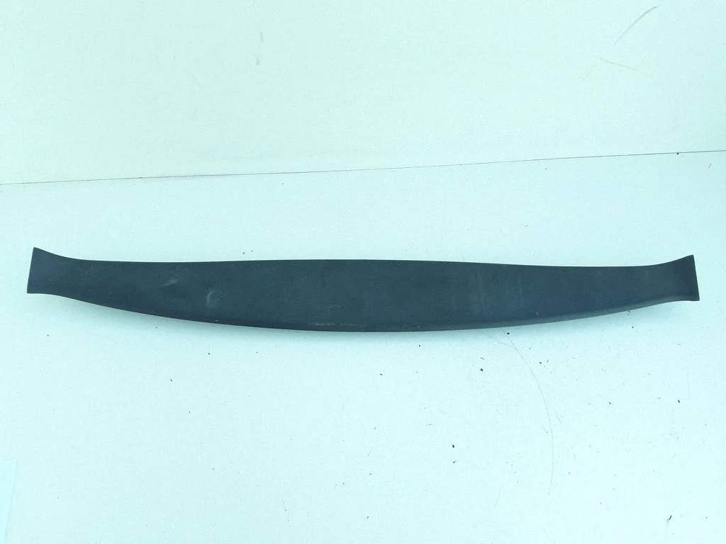 Tagaluugi ülemine viimistlus (akna juures) 679390F010