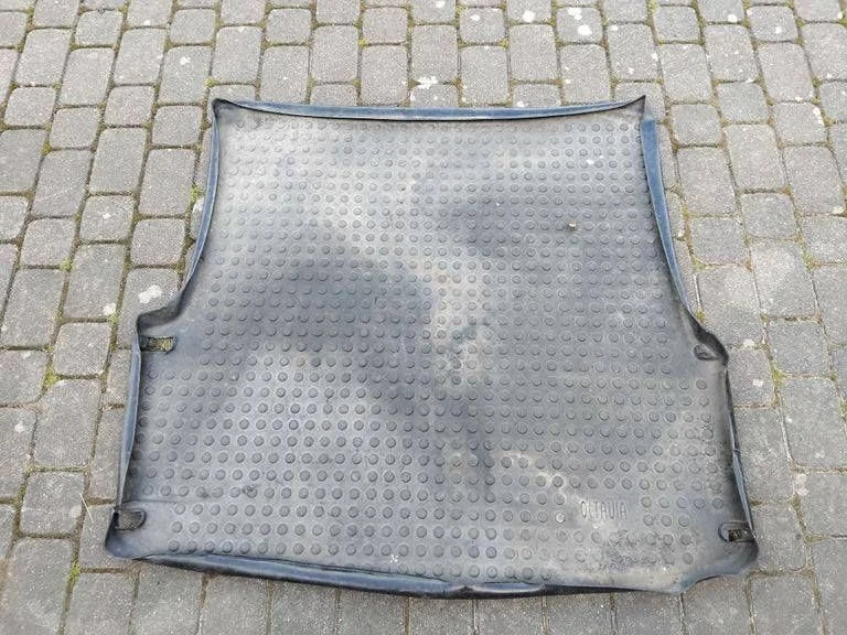 Bagāžnieka paklājiņš (gumijas) DCE610001A