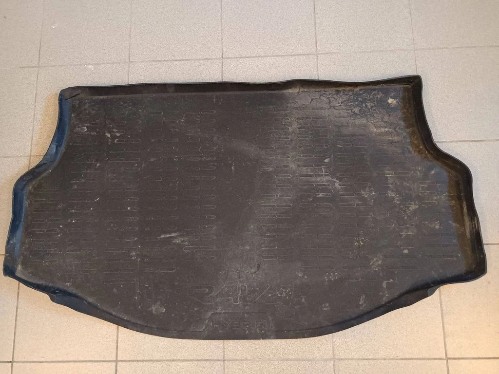 Rubber trunk/boot mat liner – Toyota RAV 4 (XA40) (2012-2018)