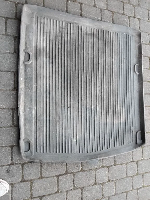 Bagāžnieka paklājiņš (gumijas) 8T0061160