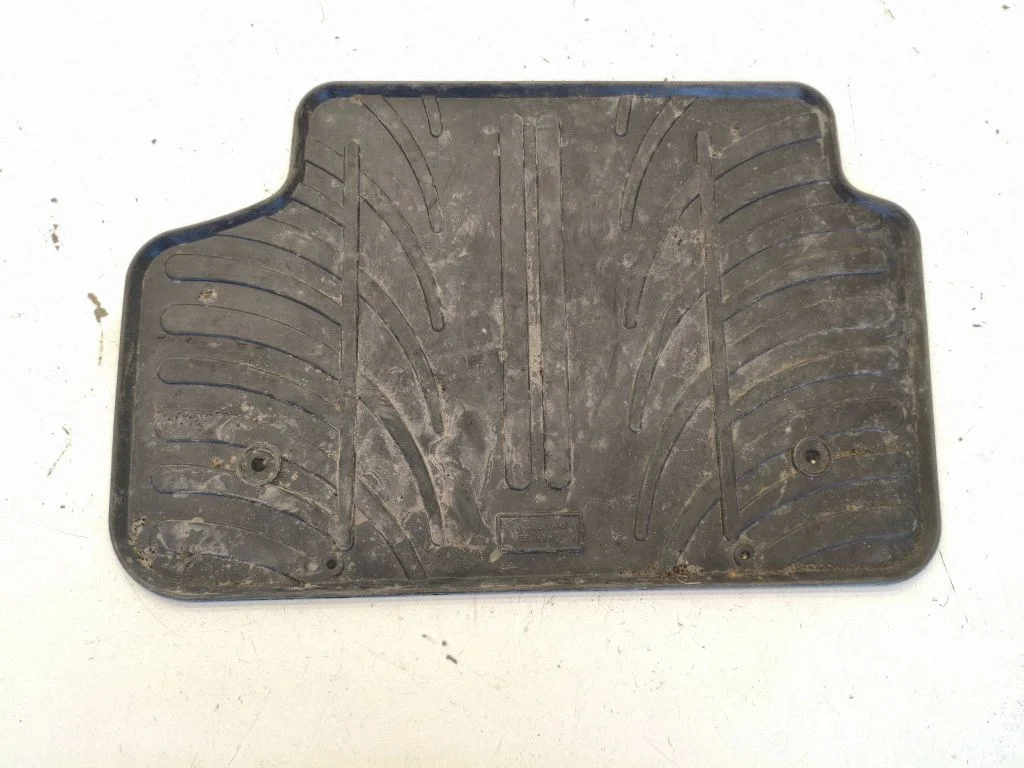 Rear floor mat – rear left