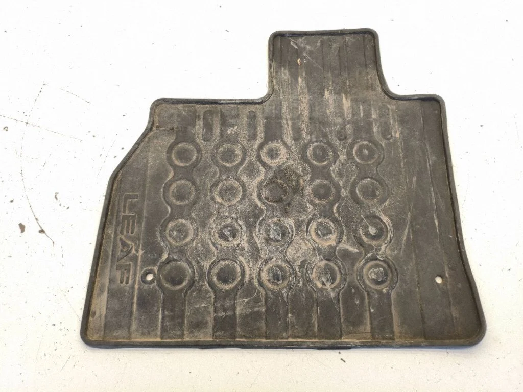 Front floor mat KE7483N089