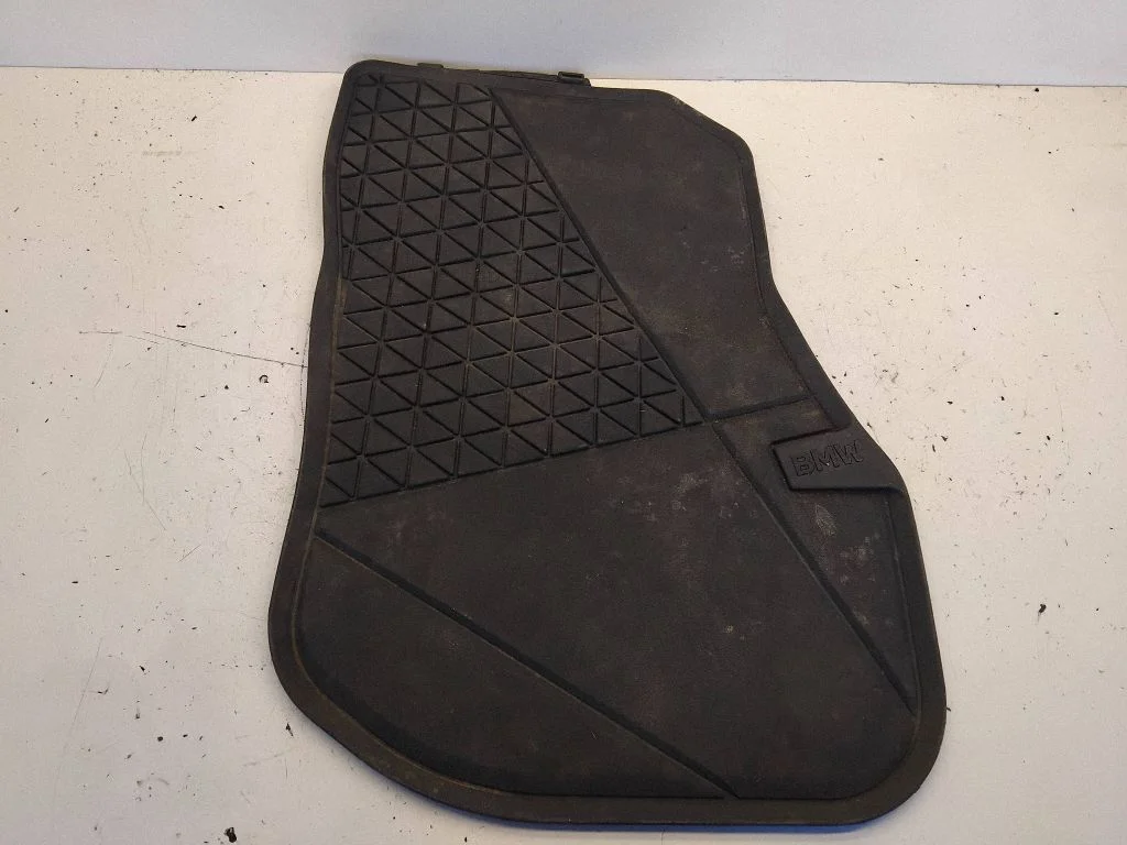 Front floor mat 51475A62B50