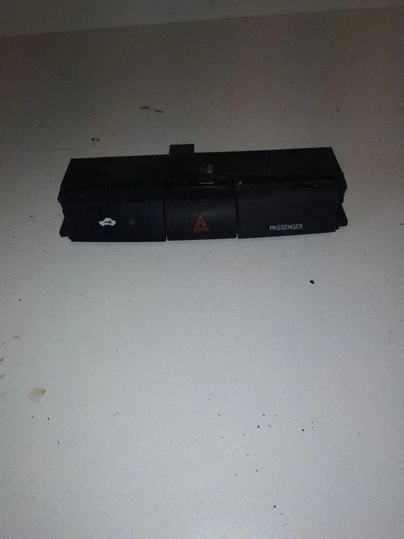 Hazard light switch – Toyota Corolla Verso E121 (2004-2007)