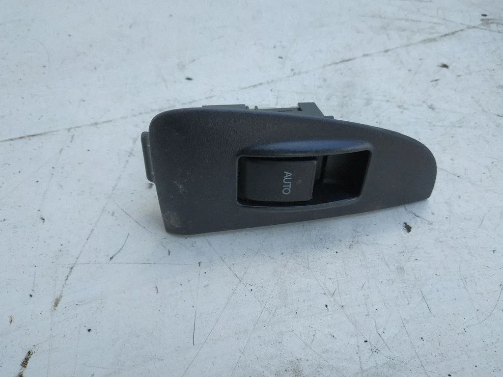 Electric window control switch – Toyota Avensis T250 (2003-2006)