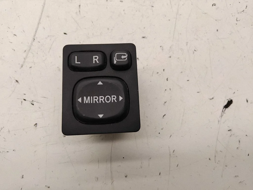 Wing mirror switch – Toyota Avensis T250 (2006-2009)