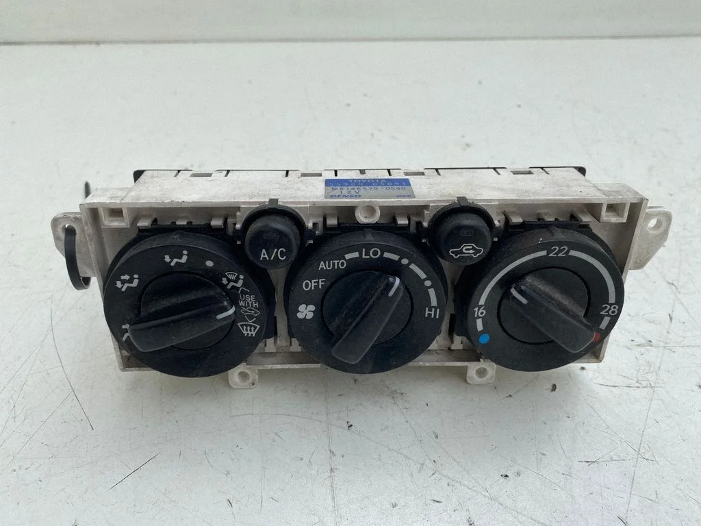 Gaisa kondicioniera/klimata/sildītāja vadības bloks (salonā) – Toyota Avensis T220 (2000-2003)
