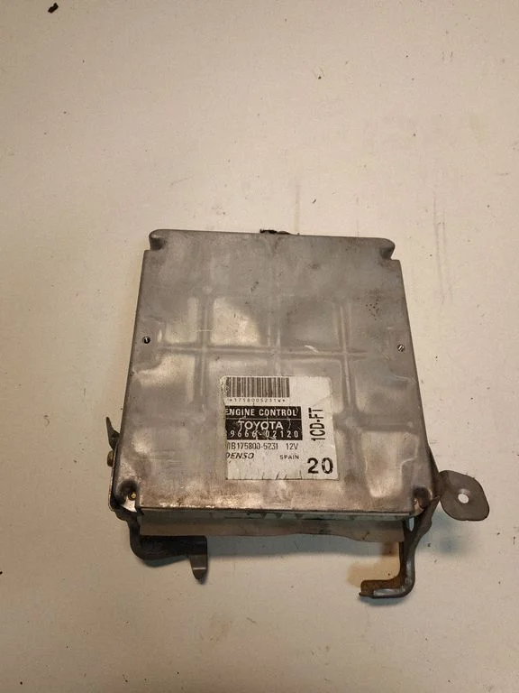 Dzinēja vadības bloks 8966602120