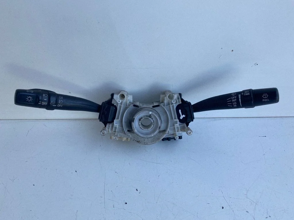 Wiper turn signal indicator stalk/switch 17B553