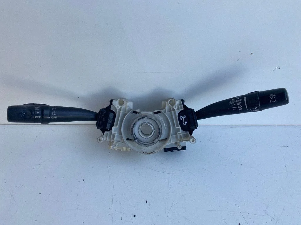 Wiper turn signal indicator stalk/switch 17B553
