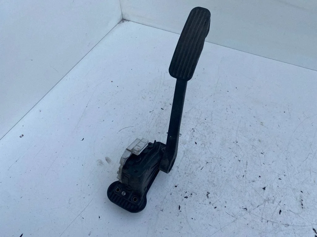 Accelerator throttle pedal 9496821