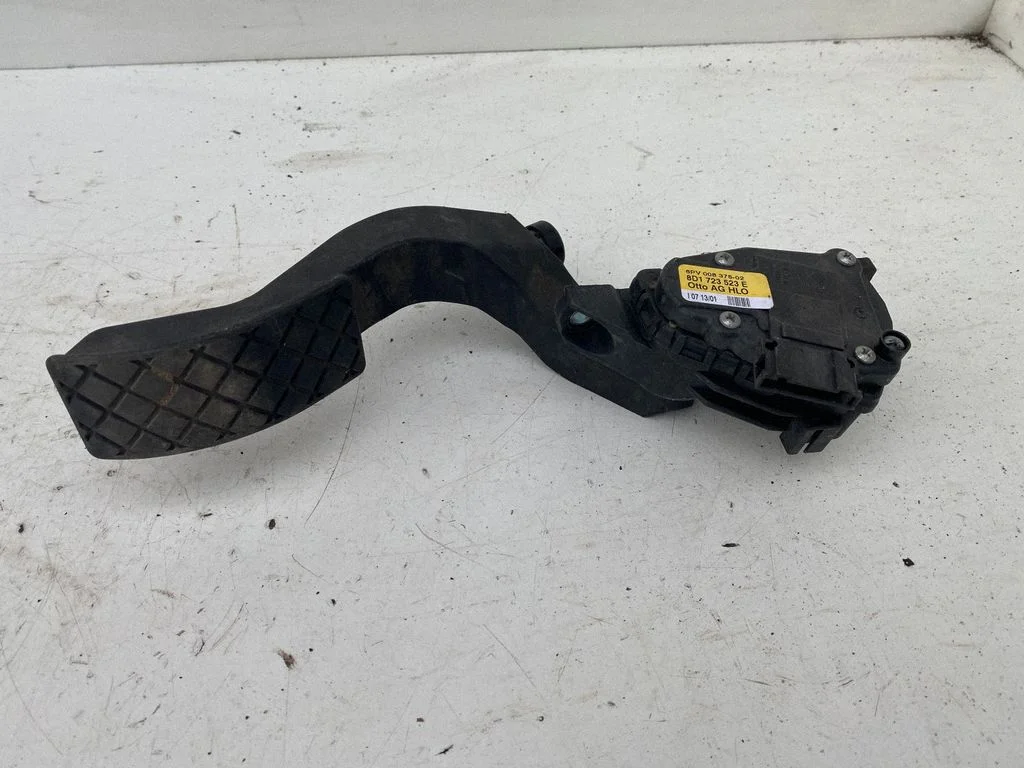 Accelerator throttle pedal 8D1723523E