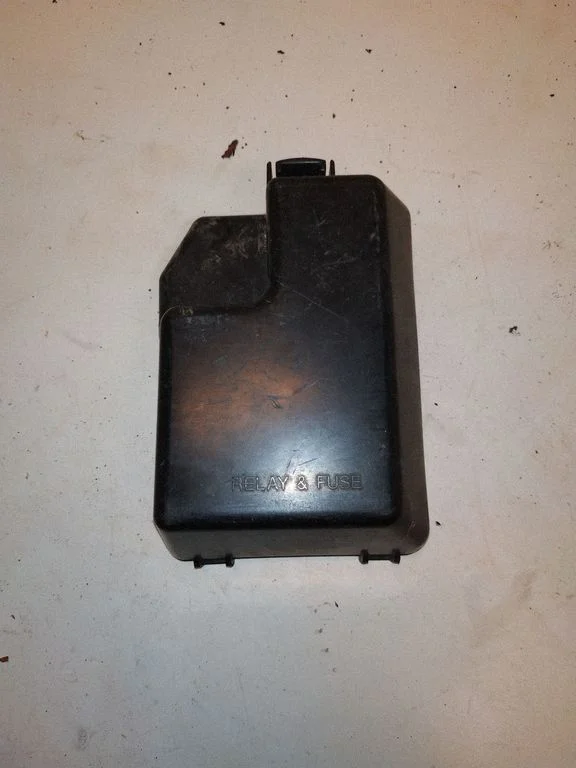 Fuse box cover – Toyota Avensis Verso (2001-2009)