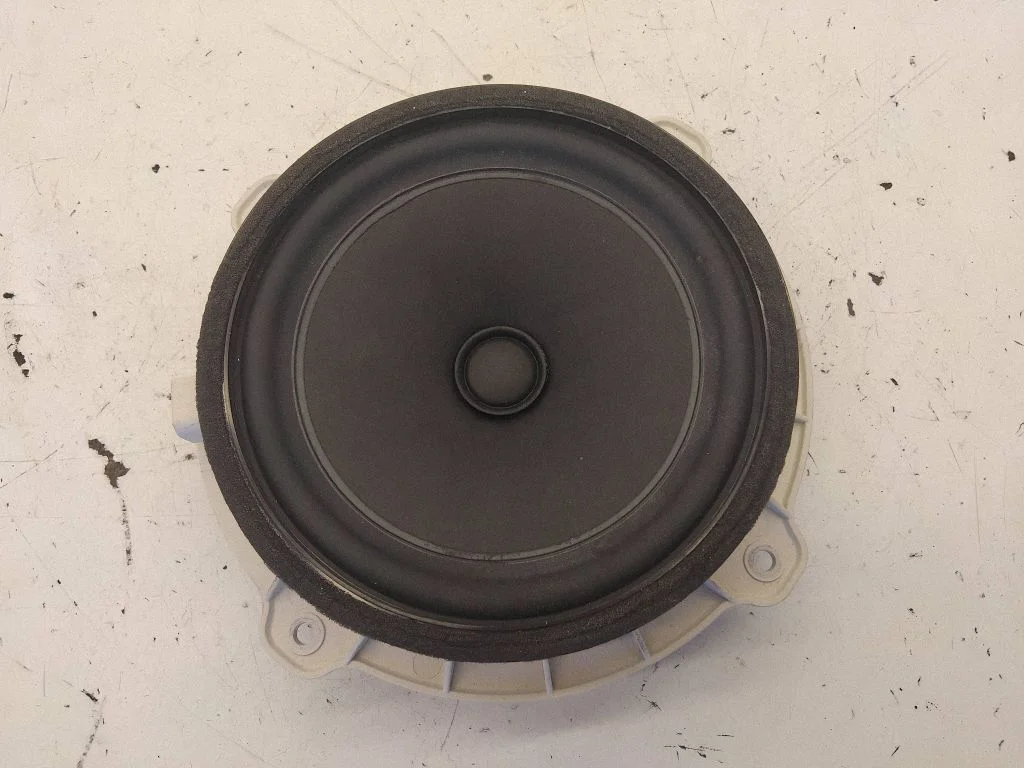 Skaļrunis (-ņi) priekšējās durvīs 963302S500