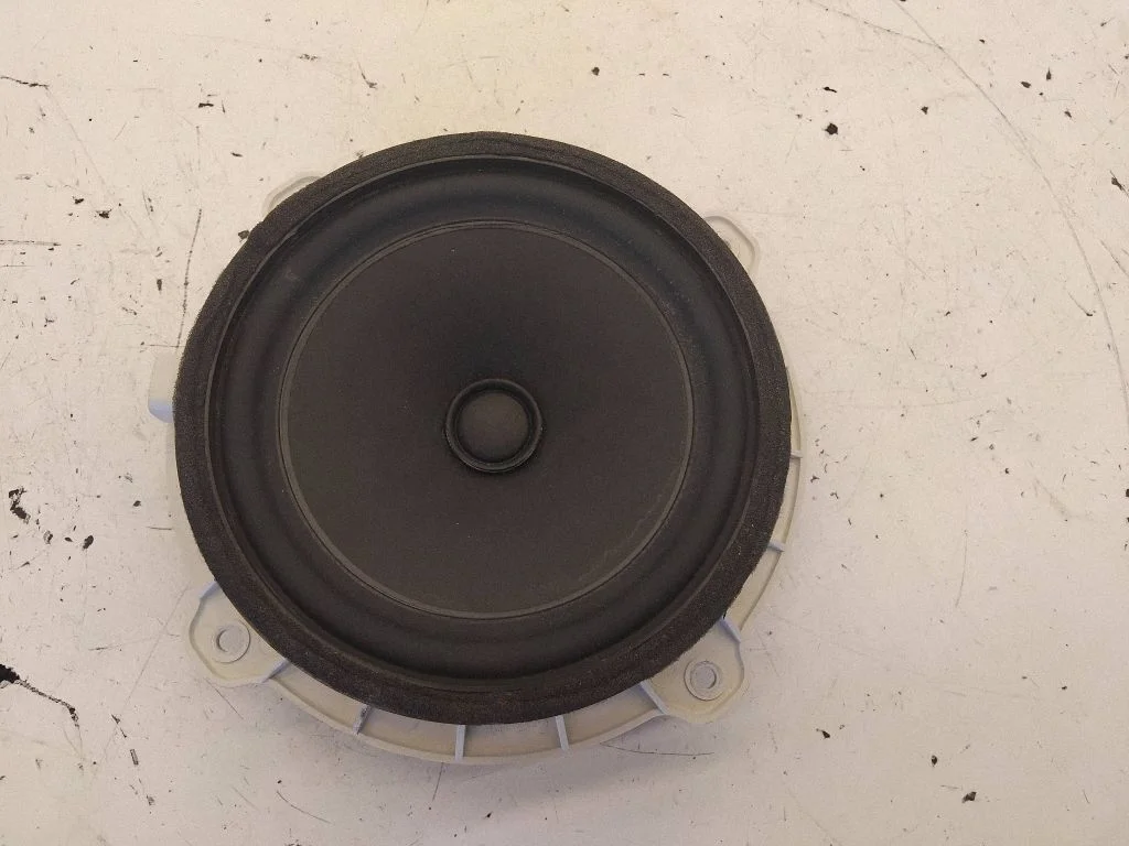 Skaļrunis (-ņi) priekšējās durvīs 963302S500
