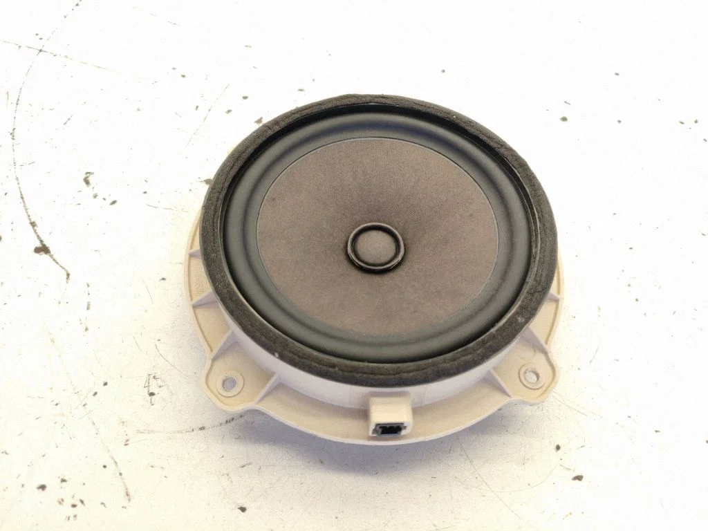 Skaļrunis (-ņi) priekšējās durvīs 963302S500