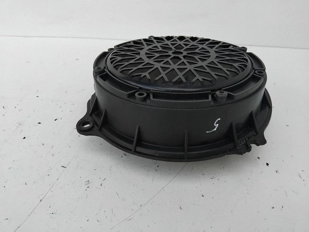Skaļrunis (-ņi) priekšējās durvīs