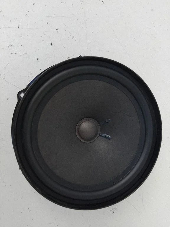 Skaļrunis (-ņi) priekšējās durvīs 5L0035411A