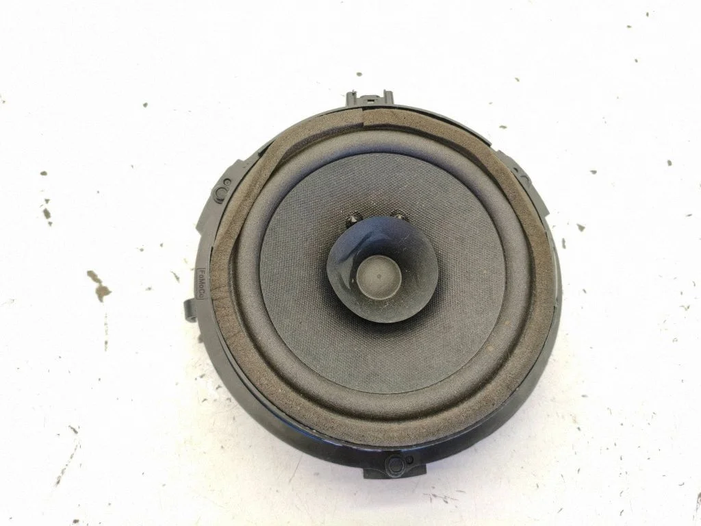 Skaļrunis (-ņi) aizmugurējās durvīs 8A6T18808CC