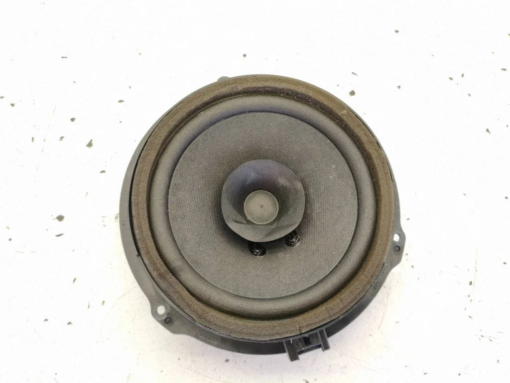 Skaļrunis (-ņi) aizmugurējās durvīs 8A6T18808CC