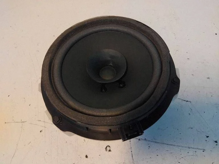 Skaļrunis (-ņi) aizmugurējās durvīs AA6T18808CA