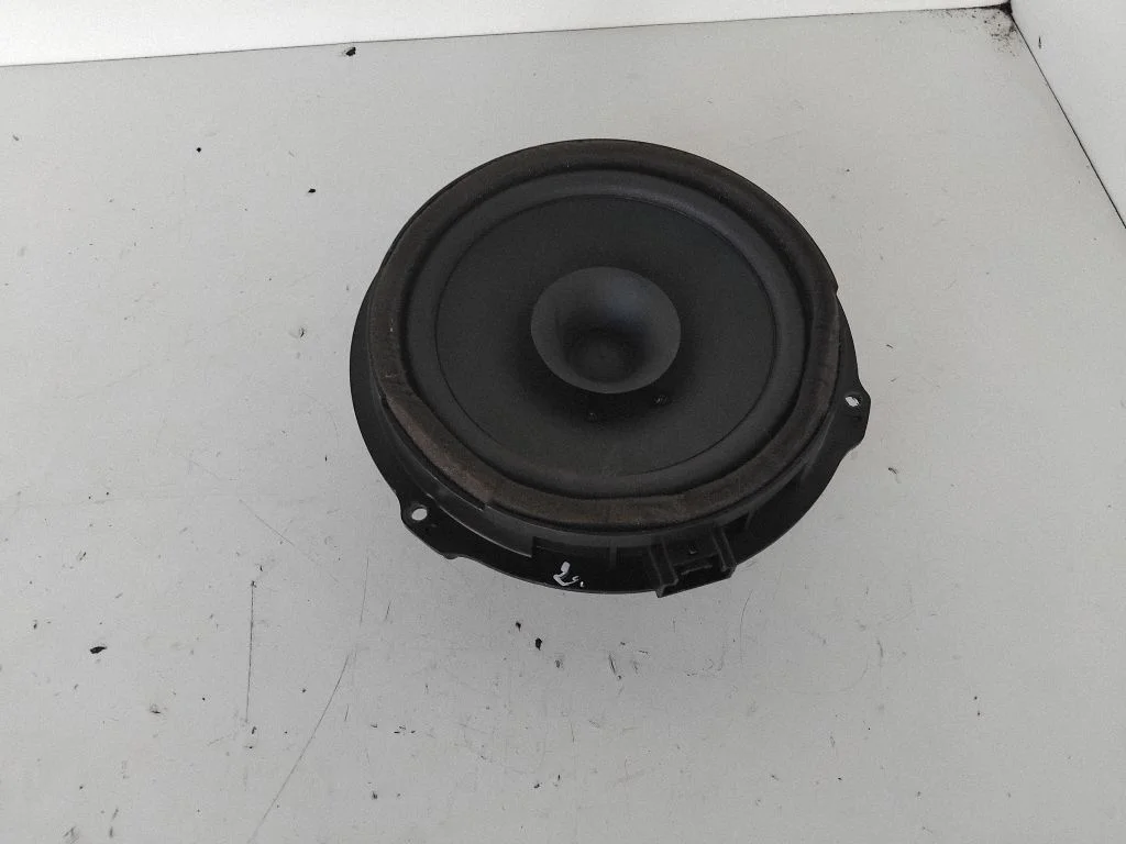 Skaļrunis (-ņi) aizmugurējās durvīs 8A6T18808CC
