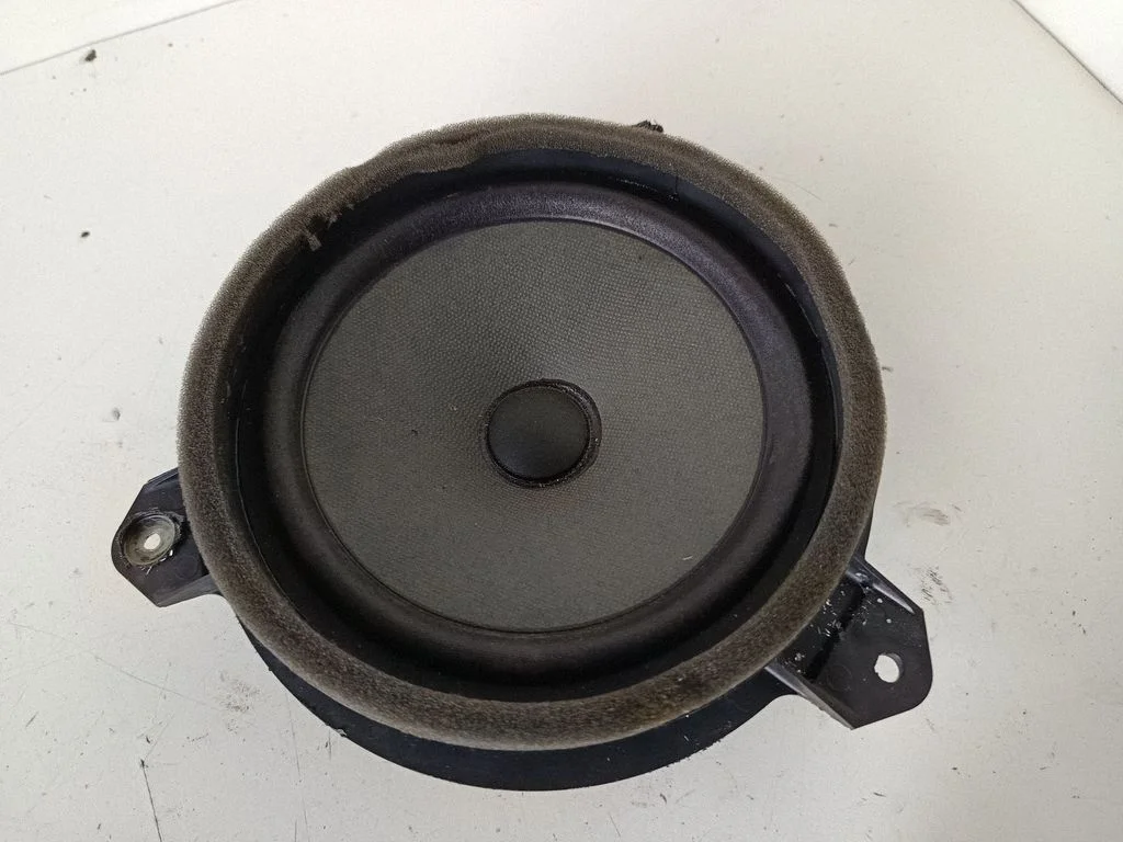 Skaļrunis (-ņi) aizmugurējās durvīs 861600D370