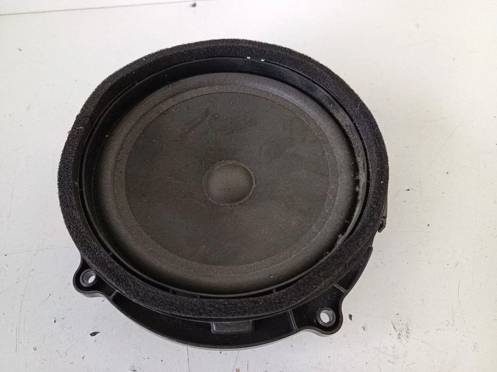 Skaļrunis (-ņi) aizmugurējās durvīs – Land Rover Discovery 3 - LR3 (2005-2009)