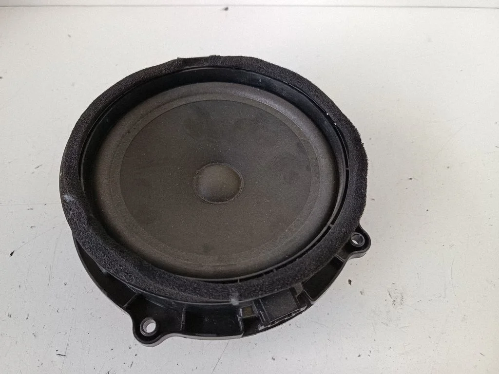 Skaļrunis (-ņi) aizmugurējās durvīs – Land Rover Discovery 3 - LR3 (2005-2009)