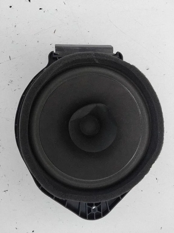 Skaļrunis (-ņi) aizmugurējās durvīs 22889823